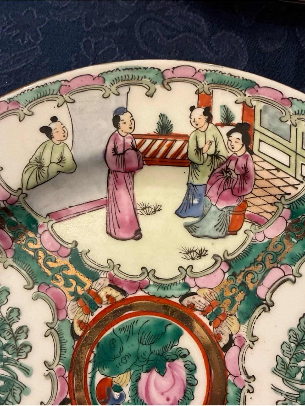 Set of 4 Vintage Rose Medallion Dinner Plates 10.5” Matched Chinese Export